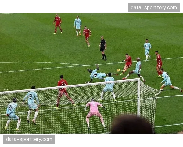 伯恩利防守组织面临重组,后防线人员轮换尝试提升稳定性 伯恩利防守组织面临重组,后防线人员轮换尝试提升稳定性